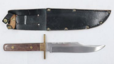 Arthur Wright & Son hunting knife with leather sheath. UK P&P Group 2 (£20+VAT for the first lot and