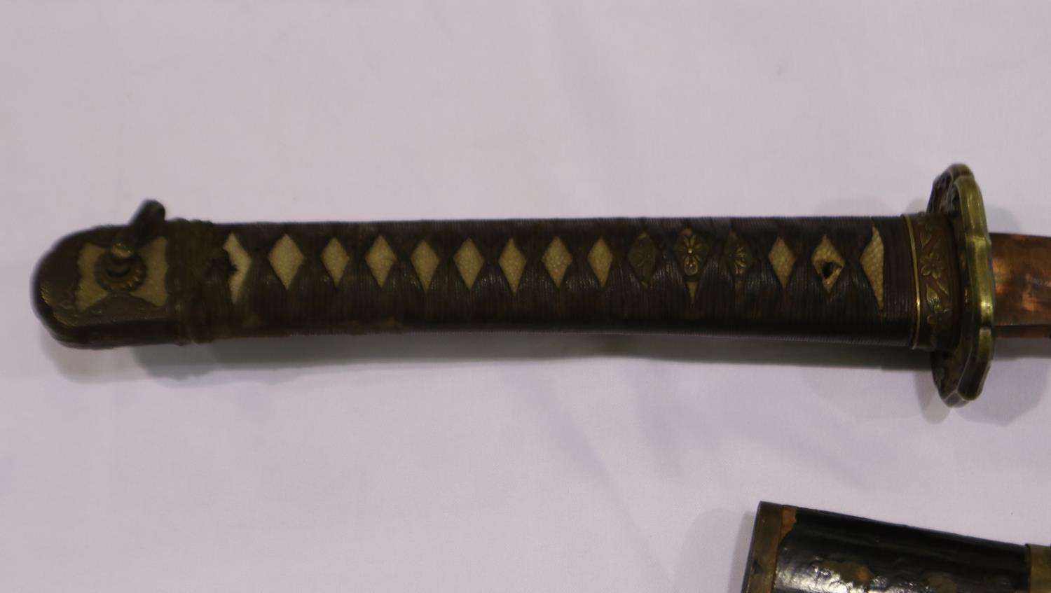 WWII Japanese Officers Type 98 Shin-Gunto sword with leather-bound steel scabbard, good Tang - Image 3 of 6
