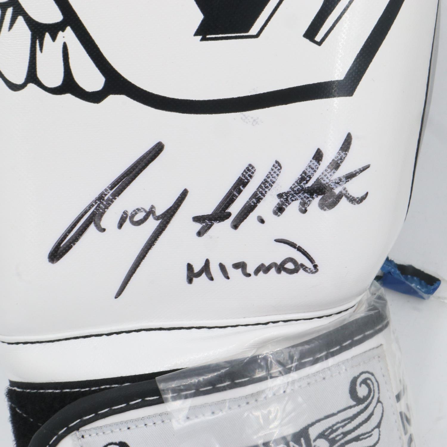 A Ricky Hatton pen signed sparring glove. UK P&P Group 1 (£16+VAT for the first lot and £2+VAT for - Image 2 of 2