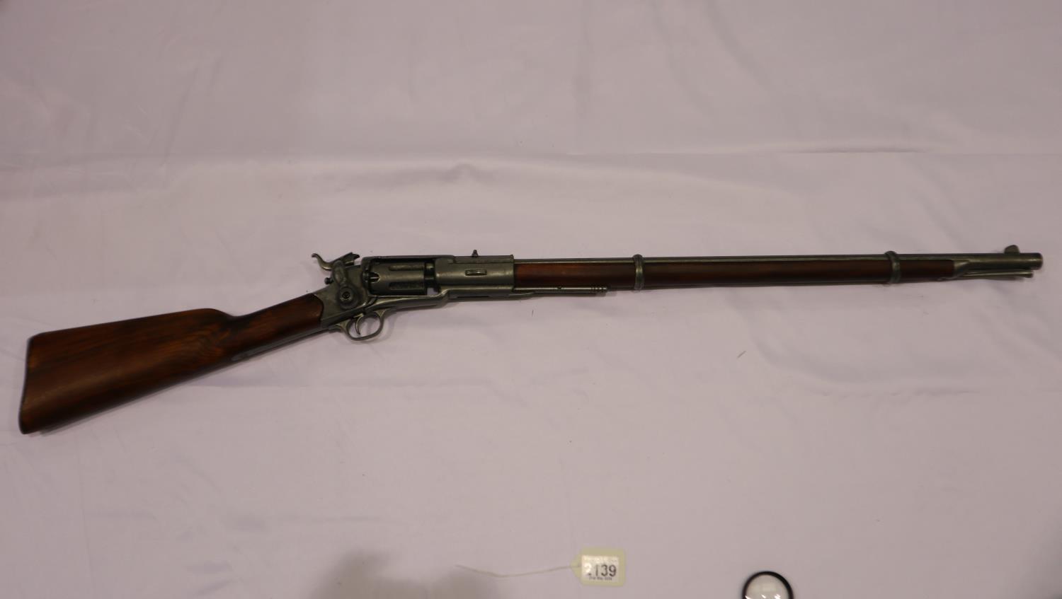Replica six-shooter rifle. UK P&P Group 2 (£20+VAT for the first lot and £4+VAT for subsequent lots)