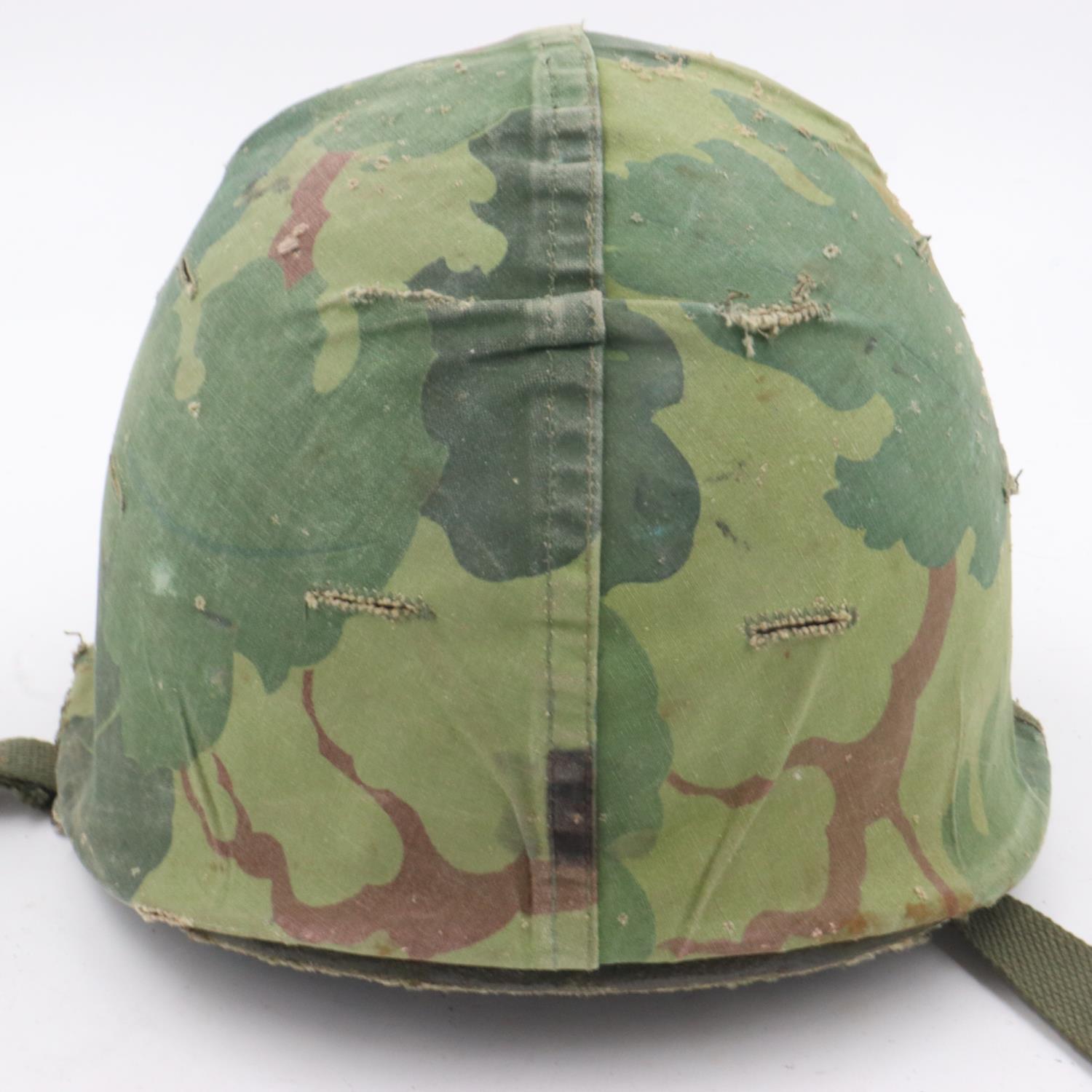 Post-WWII US M1 steel helmet, with liner and camouflage cover. UK P&P Group 2 (£20+VAT for the first - Bild 3 aus 4