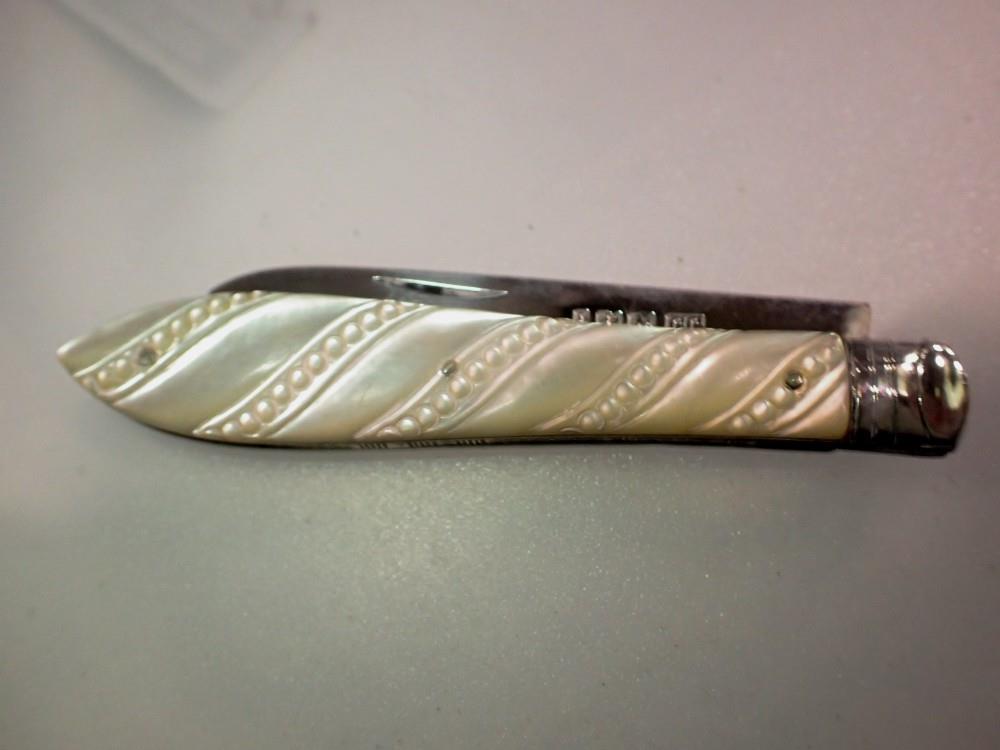 Silver bladed folding fruit knife with mother of pearl grip. UK P&P Group 0 (£6+VAT for the first