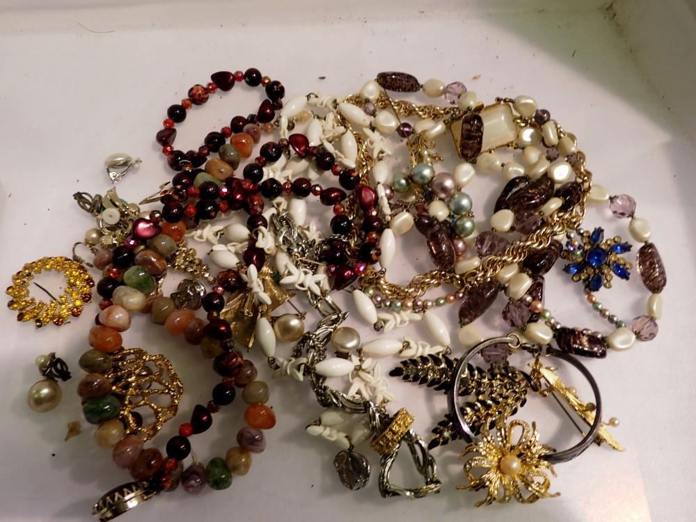 Collection of mixed costume jewellery, including silver and brooches. UK P&P Group 1 (£16+VAT for