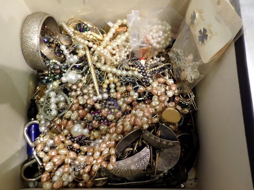 Box of costume jewellery. UK P&P Group 2 (£20+VAT for the first lot and £4+VAT for subsequent lots)