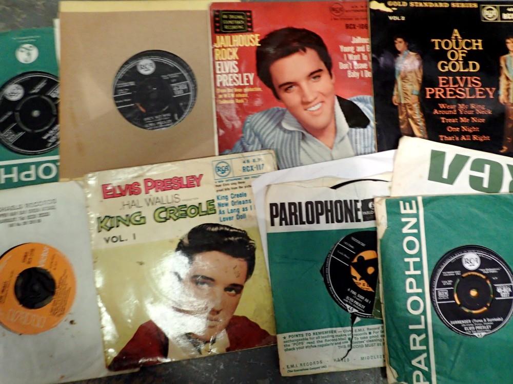 Twelve Elvis Presley singles. UK P&P Group 2 (£20+VAT for the first lot and £4+VAT for subsequent