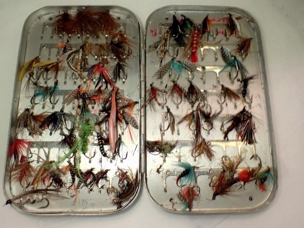 Small tin of mixed hand tied trout flies. UK P&P Group 0 (£6+VAT for the first lot and £1+VAT for