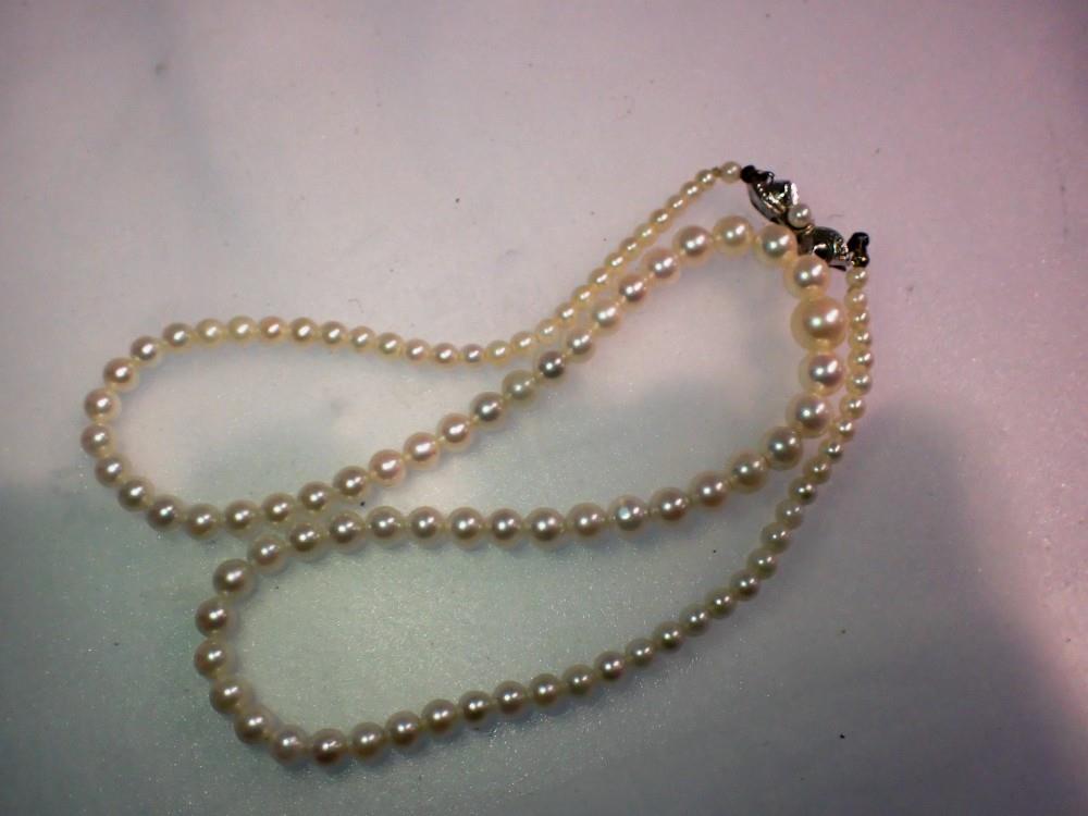 A strand of graduated pearls on a silver clasp. UK P&P Group 0 (£6+VAT for the first lot and £1+