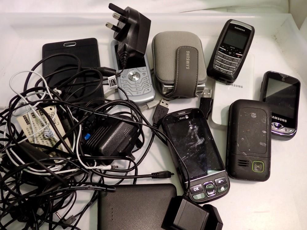 Mixed mobile phones and chargers. UK P&P Group 2 (£20+VAT for the first lot and £4+VAT for