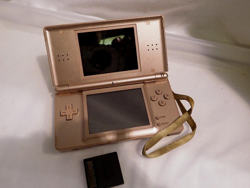 Nintendo DS Lite in pink, with junior classic games. UK P&P Group 1 (£16+VAT for the first lot