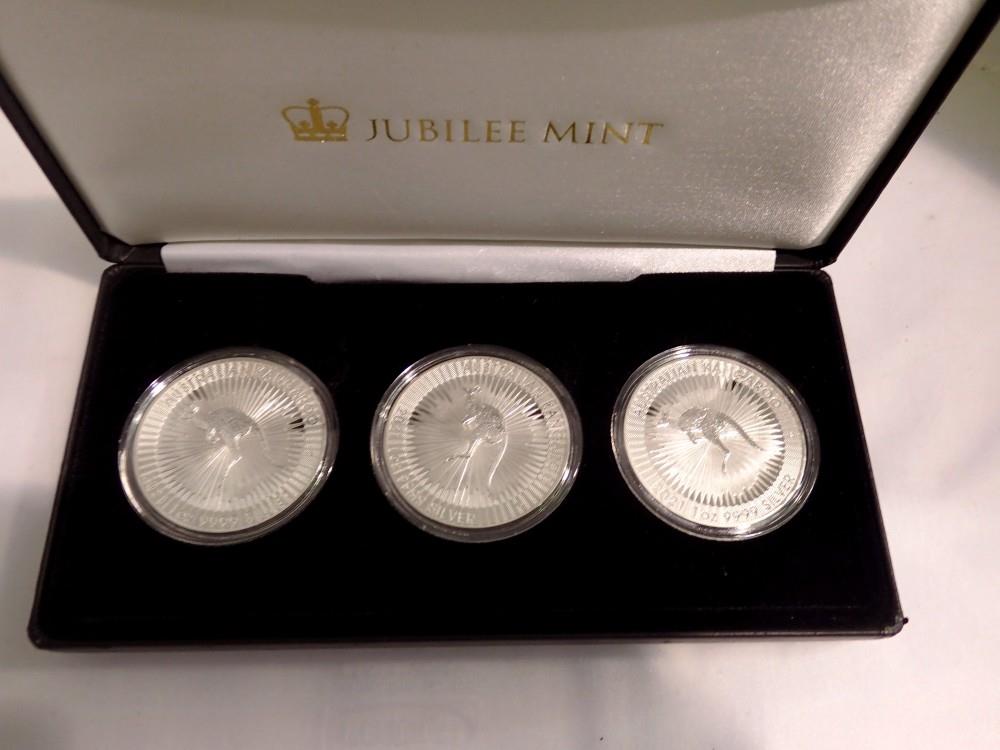 Boxed three coin kangaroo replica bullion set. UK P&P Group 1 (£16+VAT for the first lot and £2+