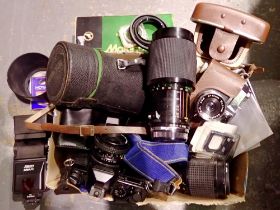 35mm SLR film camera with large quantity of accessories. UK P&P Group 3 (£30+VAT for the first lot