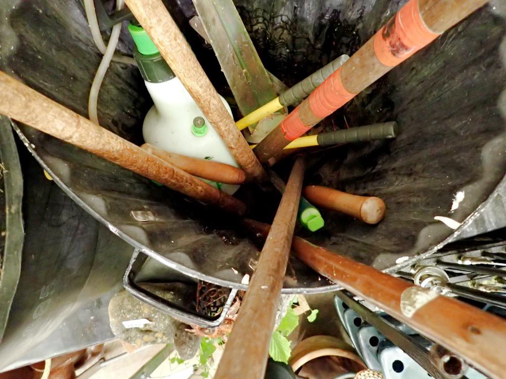 Bin of mixed garden tools, (bin not included). Not available for in-house P&P