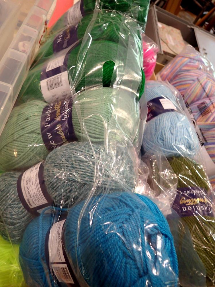 New fashion double knitting wool, 100g balls, forty balls in total. Not available for in-house P&P