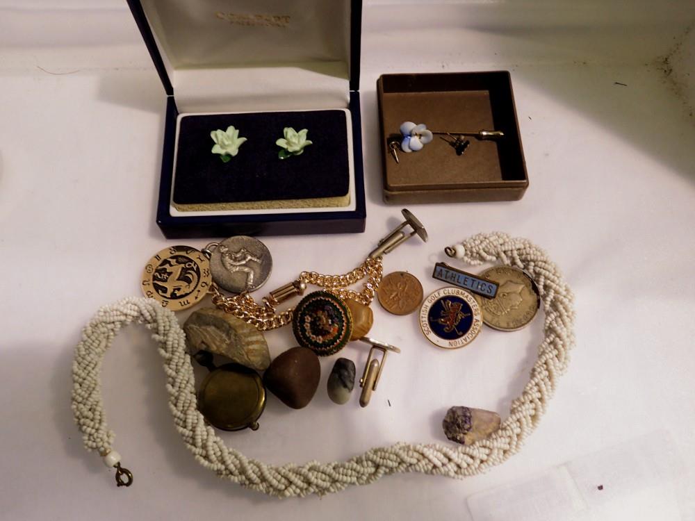 Mixed items, including boxed jewellery. UK P&P Group 1 (£16+VAT for the first lot and £2+VAT for