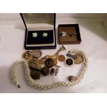 Mixed items, including boxed jewellery. UK P&P Group 1 (£16+VAT for the first lot and £2+VAT for
