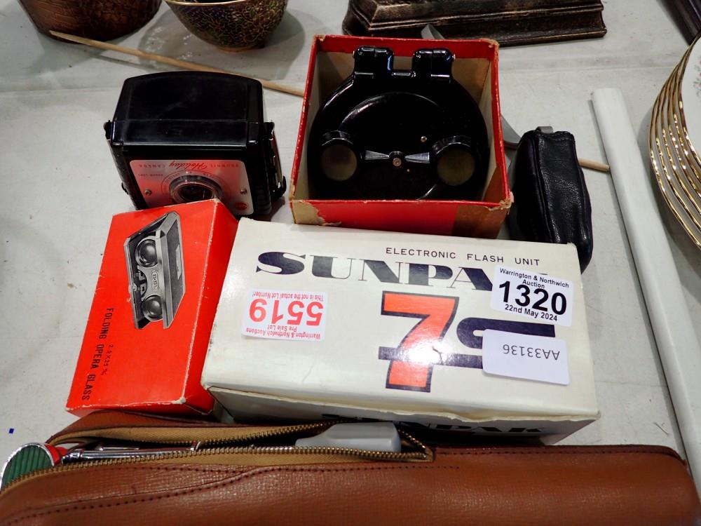 Collection of mixed cameras and a Viewmaster with slides. Not available for in-house P&P