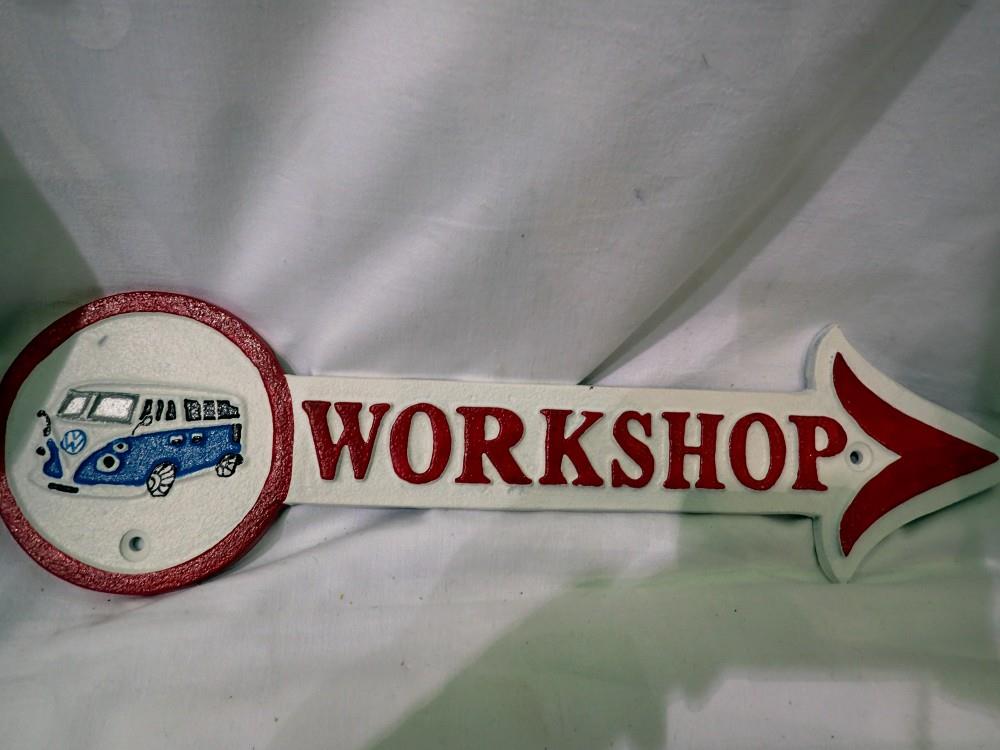 Cast iron VW workshop arrow sign, L: 41 cm. UK P&P Group 1 (£16+VAT for the first lot and £2+VAT for