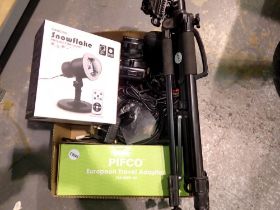Mixed electricals including Canon camera lamp and tripod. Not available for in-house P&P