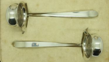 Pair of hallmarked silver sauce ladles, cased, Sheffield assay, combined 47g. UK P&P Group 1 (£16+