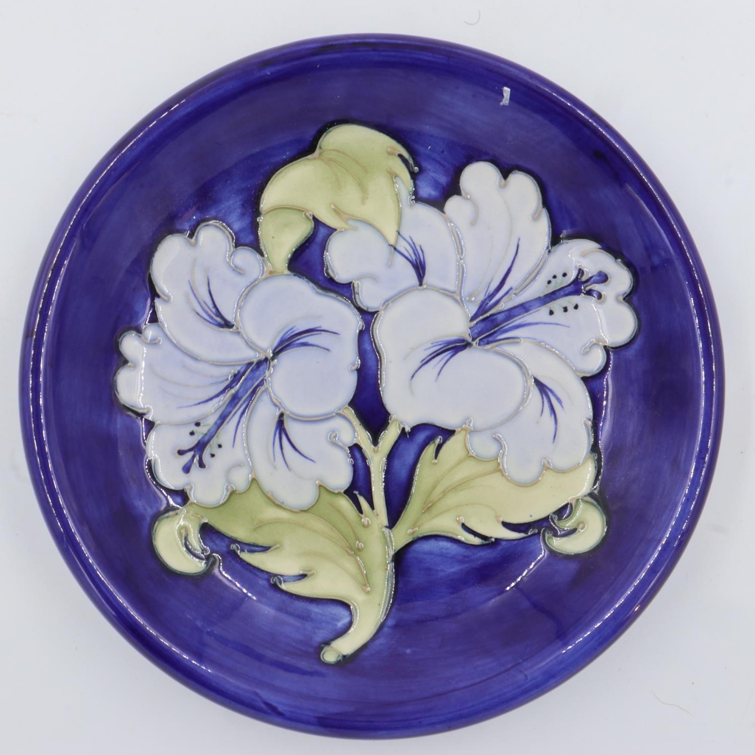 Moorcroft Blue ground plate in the hibiscus pattern, no chips or cracks, L: 22 cm. UK P&P Group