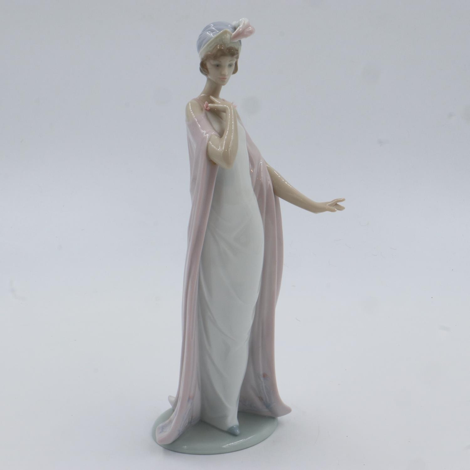 Lladro figurine of a girl wearing a turban, H: 29 cm, no chips or cracks. UK P&P Group 2 (£20+VAT