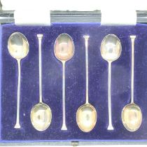 A set of six hallmarked silver coffee spoons, cased, combined 24g. UK P&P Group 1 (£16+VAT for the