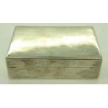 950 silver snuff box with hinged cover, 116g, L: 80 mm. UK P&P Group 1 (£16+VAT for the first lot