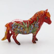 Anita Harris pony, signed in gold, L: 17 cm. UK P&P Group 2 (£20+VAT for the first lot and £4+VAT