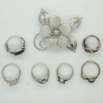 Six stone-set silver rings and a silver floral brooch. UK P&P Group 0 (£6+VAT for the first lot