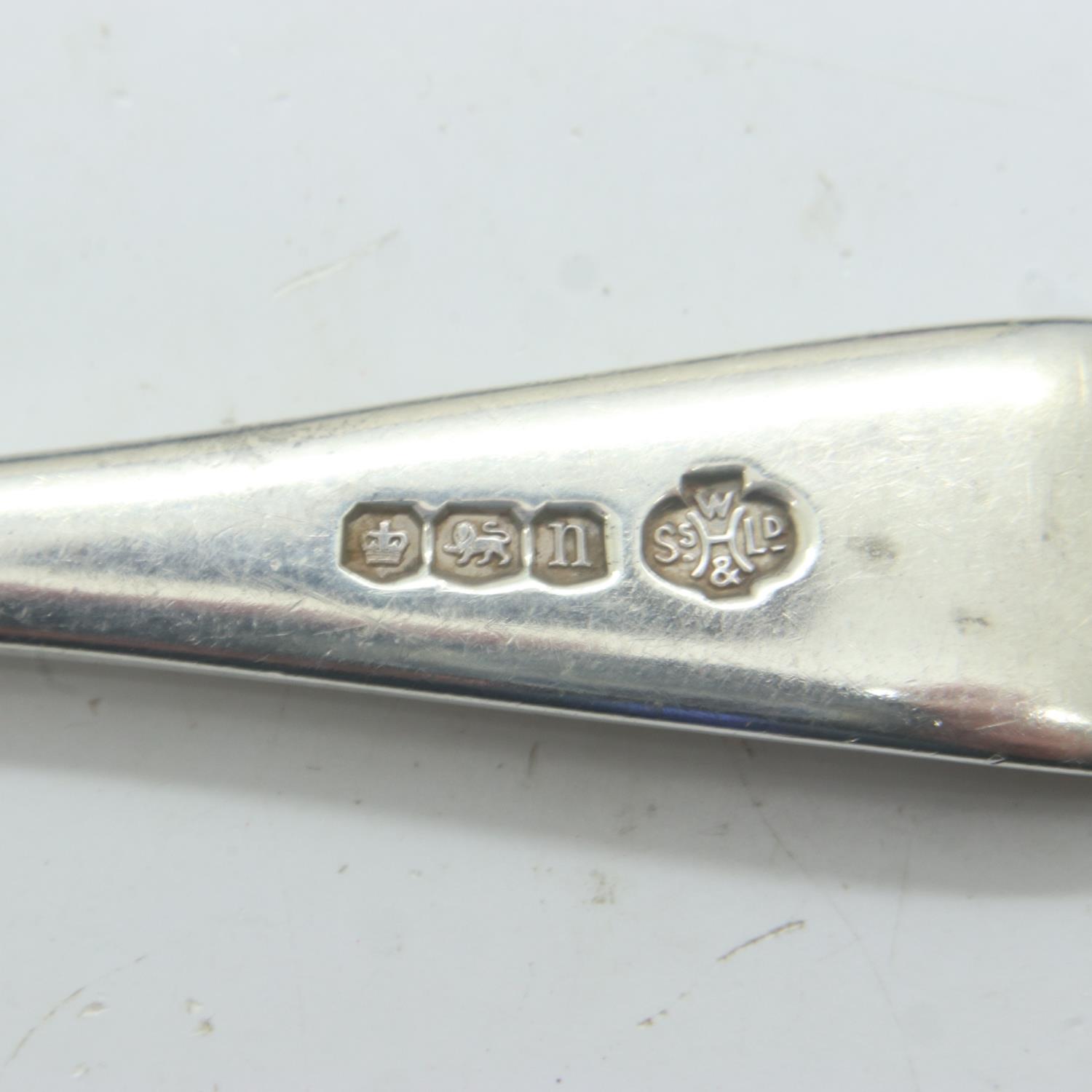 Set of six hallmarked silver oyster forks, in a fitted case, combined 133g. UK P&P Group 1 (£16+ - Image 2 of 2