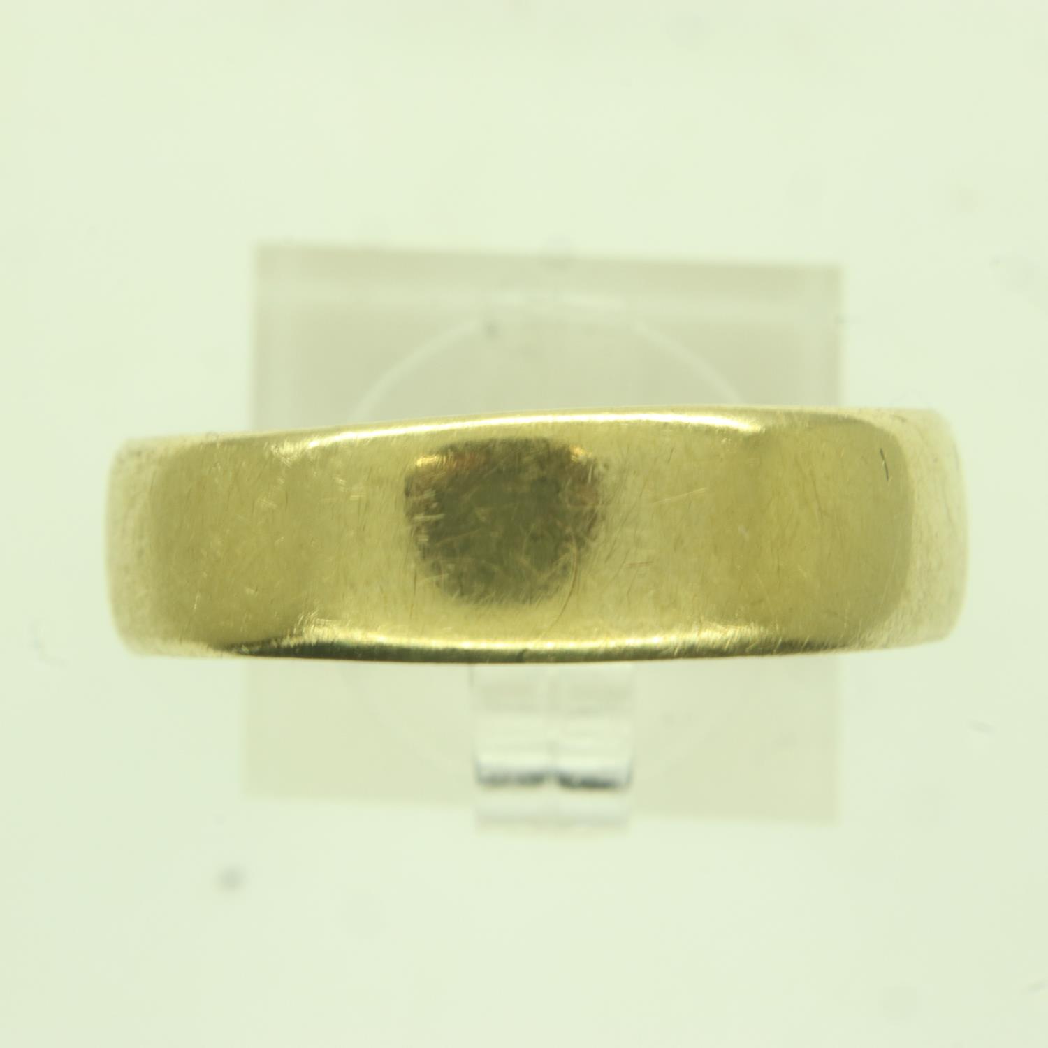 18ct gold wide profile wedding band, size Y (mis-shapen), 5.4g. P&P Group 0 (£6+VAT for the first