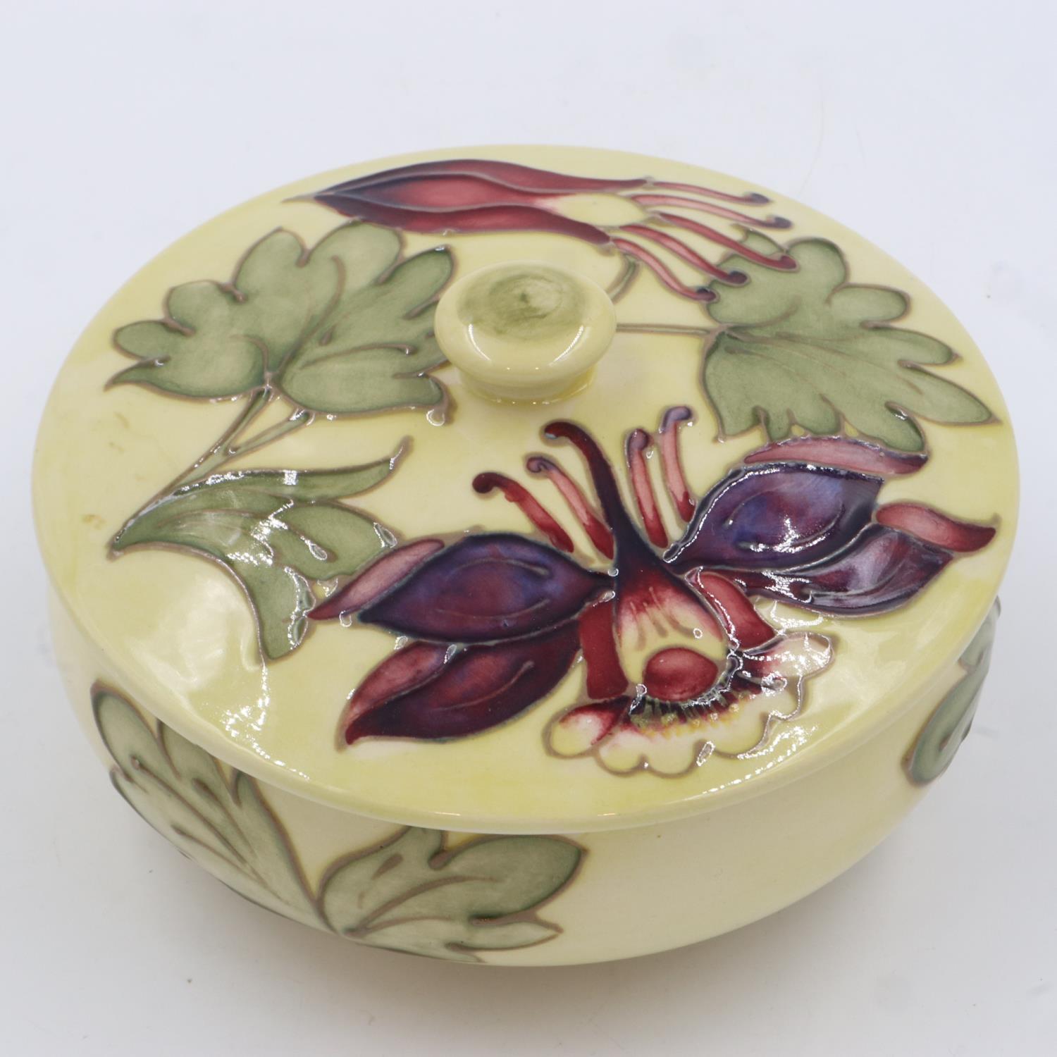 Moorcroft covered circular box in the Persia pattern, no chips or cracks, D: 16 cm. UK P&P Group
