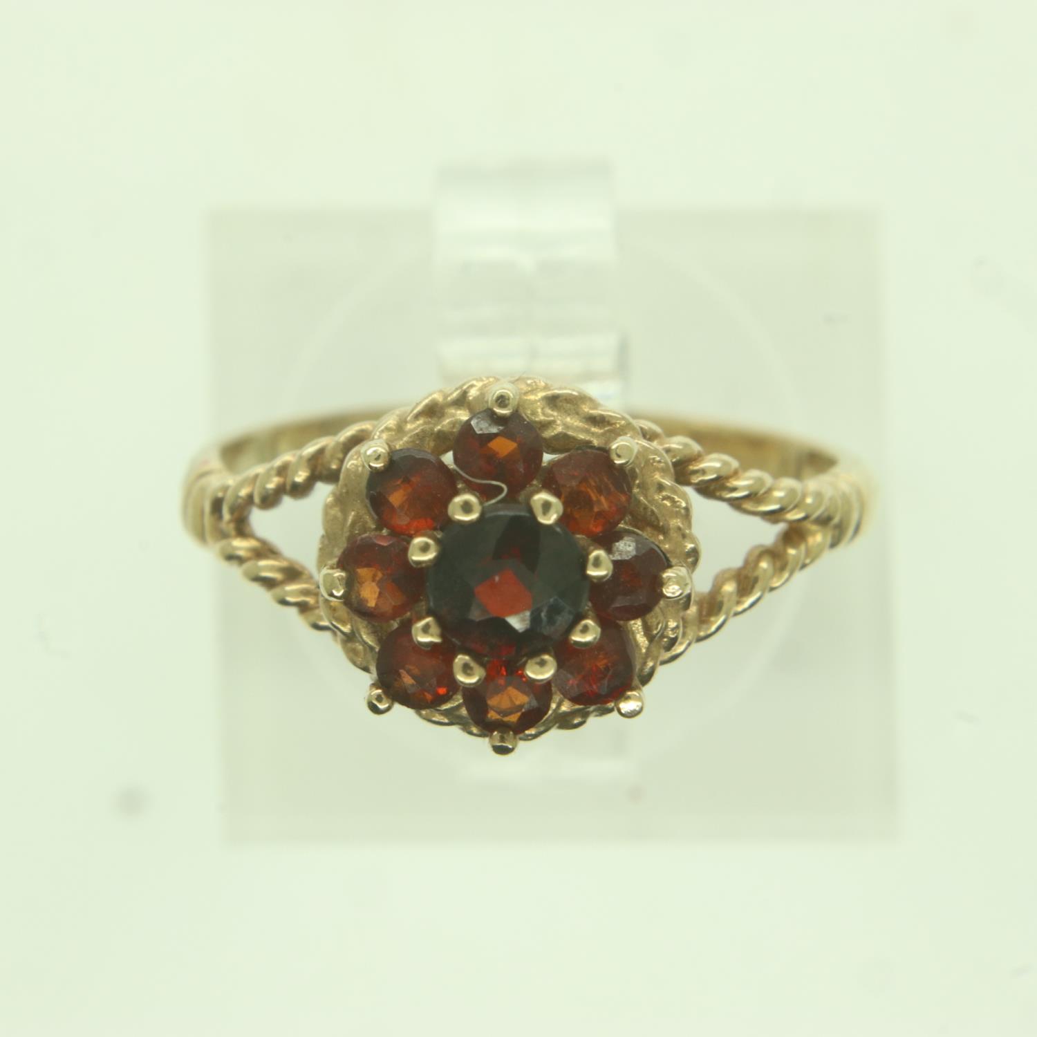 9ct gold garnet set flower-head cluster ring, size J/K, 1.6g. UK P&P Group 0 (£6+VAT for the first