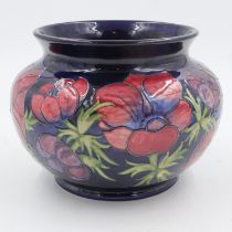 Large Moorcroft planter in the Anemone pattern, D: 29 cm, no cracks or chips. UK P&P Group 2 (£20+