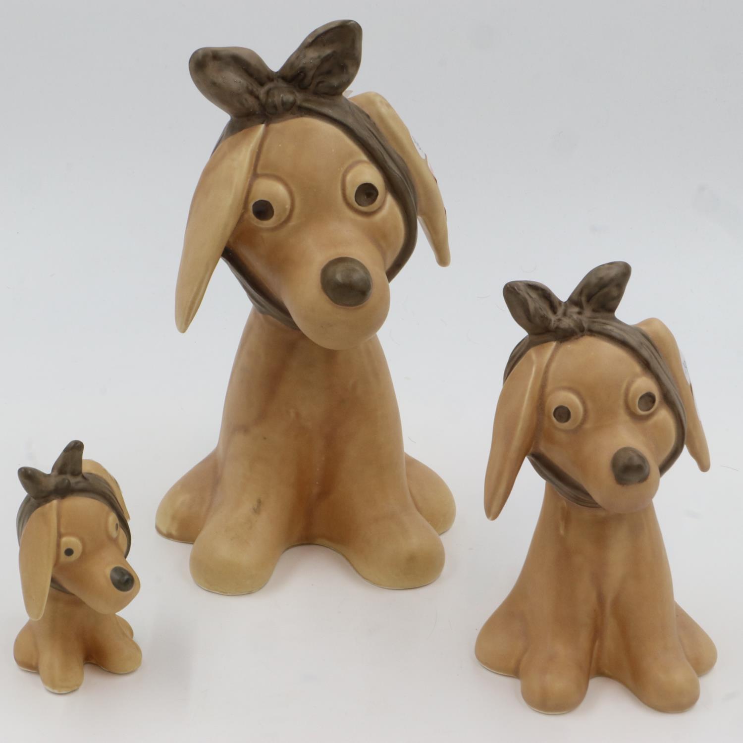 Sylvac Toothache graduated set of three dogs, largest H: 28 cm, no cracks or chips. UK P&P Group