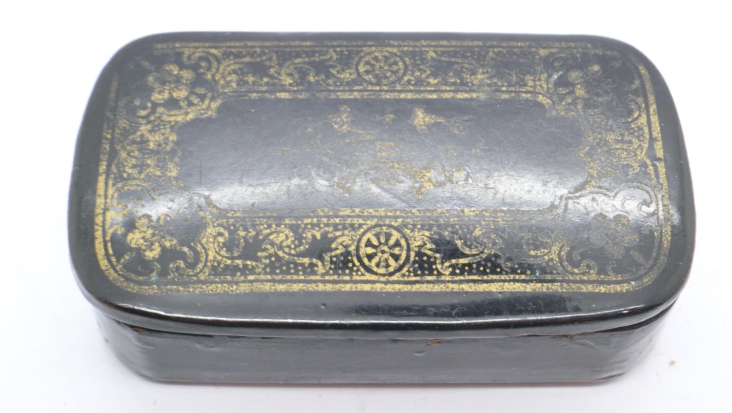 Georgian papier mache snuff box. UK P&P Group 1 (£16+VAT for the first lot and £2+VAT for subsequent