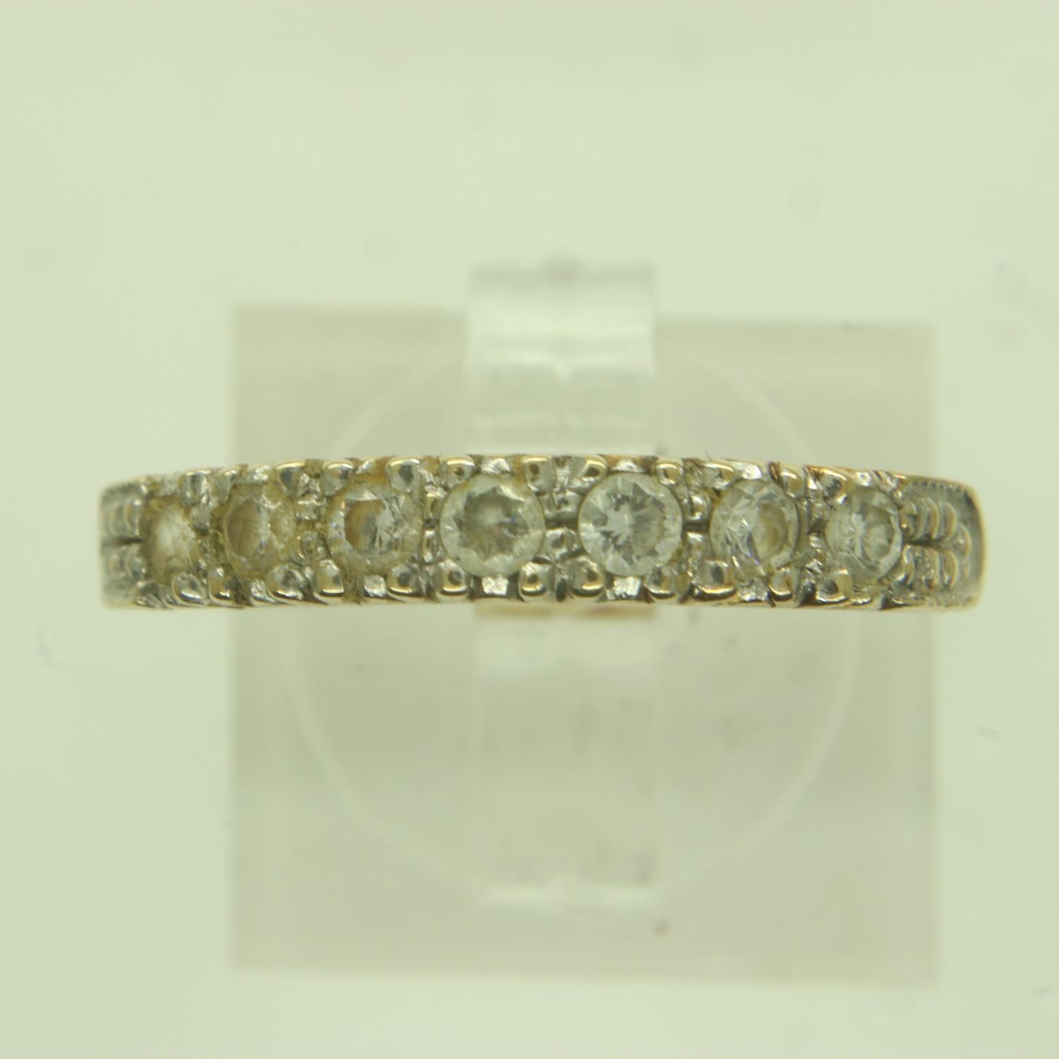 9ct gold ring set with cubic zirconia, size O, 1.7g. UK P&P Group 0 (£6+VAT for the first lot and £