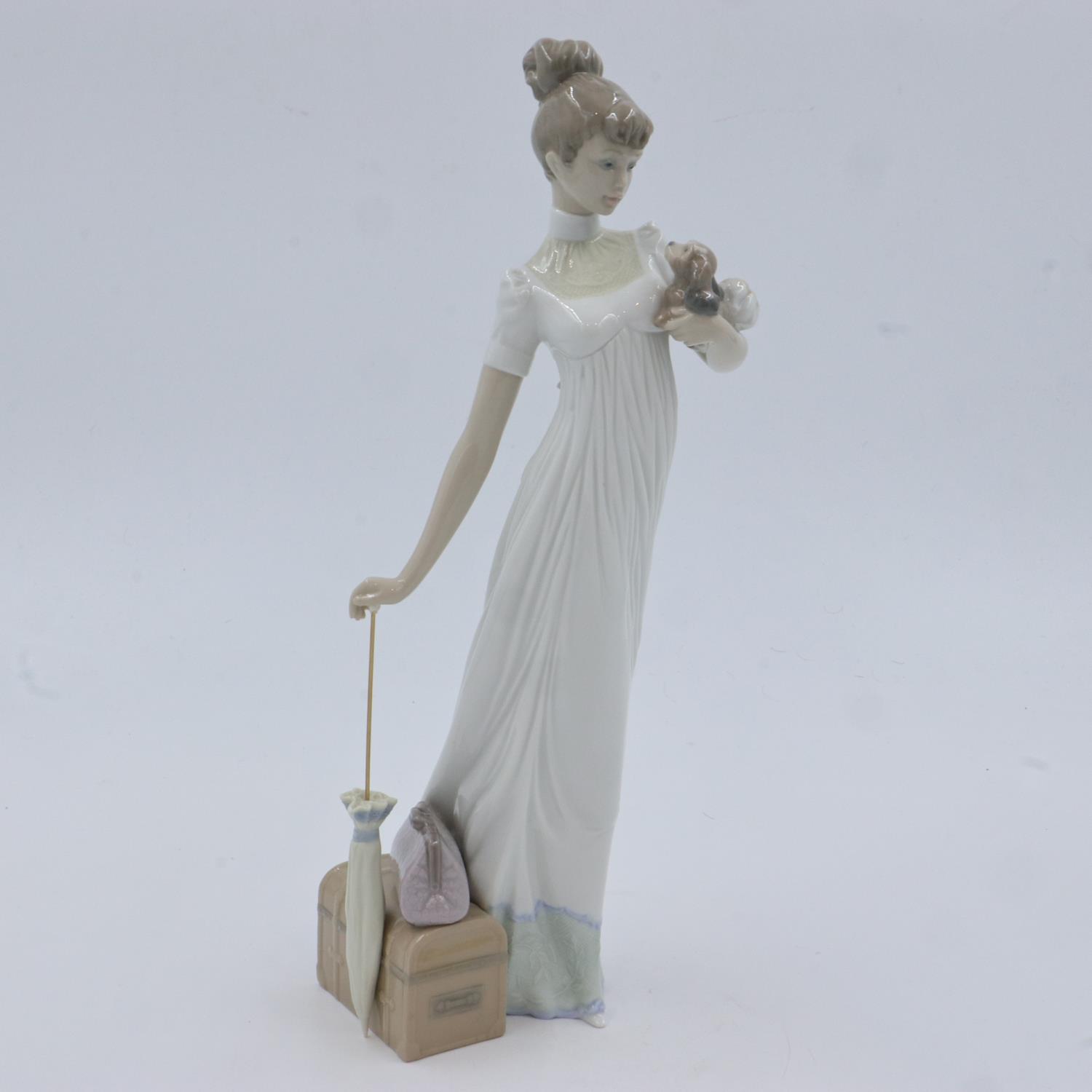 Lladro figurine of a girl with a suitcase, H: 35 cm, no chips or cracks. UK P&P Group 2 (£20+VAT for