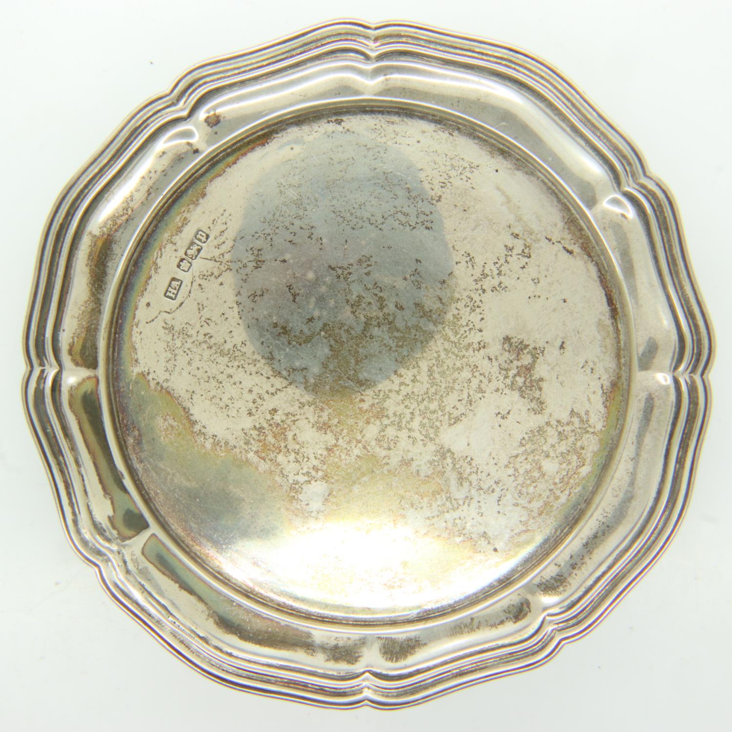 Hallmarked silver circular card tray with scalloped edge, 121g, D: 15cm. UK P&P Group 1 (£16+VAT for