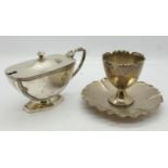 Hallmarked silver egg cup with incorporated stand, with a covered mustard pot, combined 142g. UK P&P