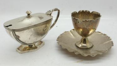 Hallmarked silver egg cup with incorporated stand, with a covered mustard pot, combined 142g. UK P&P