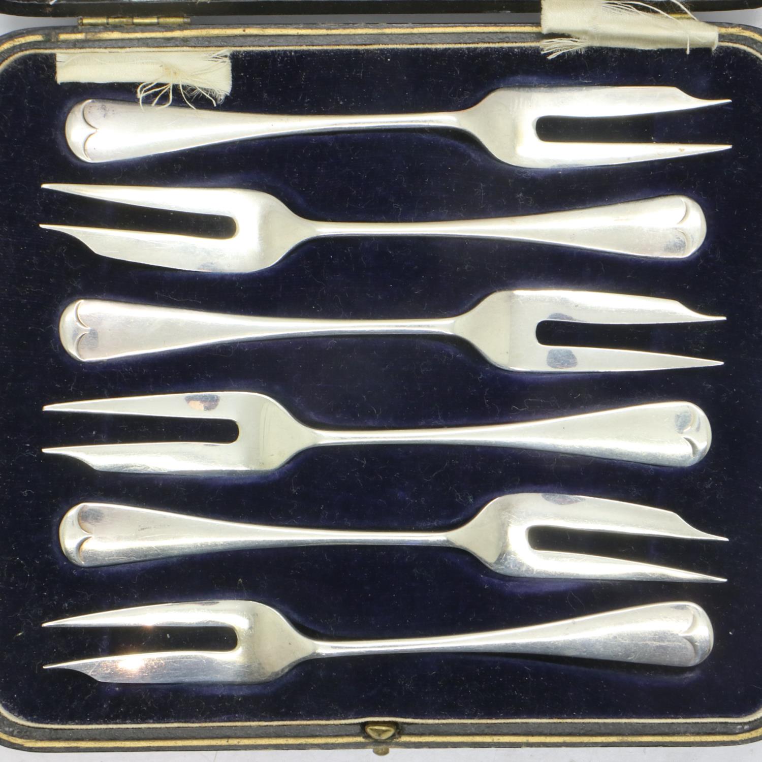 Set of six hallmarked silver oyster forks, in a fitted case, combined 133g. UK P&P Group 1 (£16+