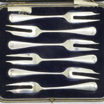 Set of six hallmarked silver oyster forks, in a fitted case, combined 133g. UK P&P Group 1 (£16+