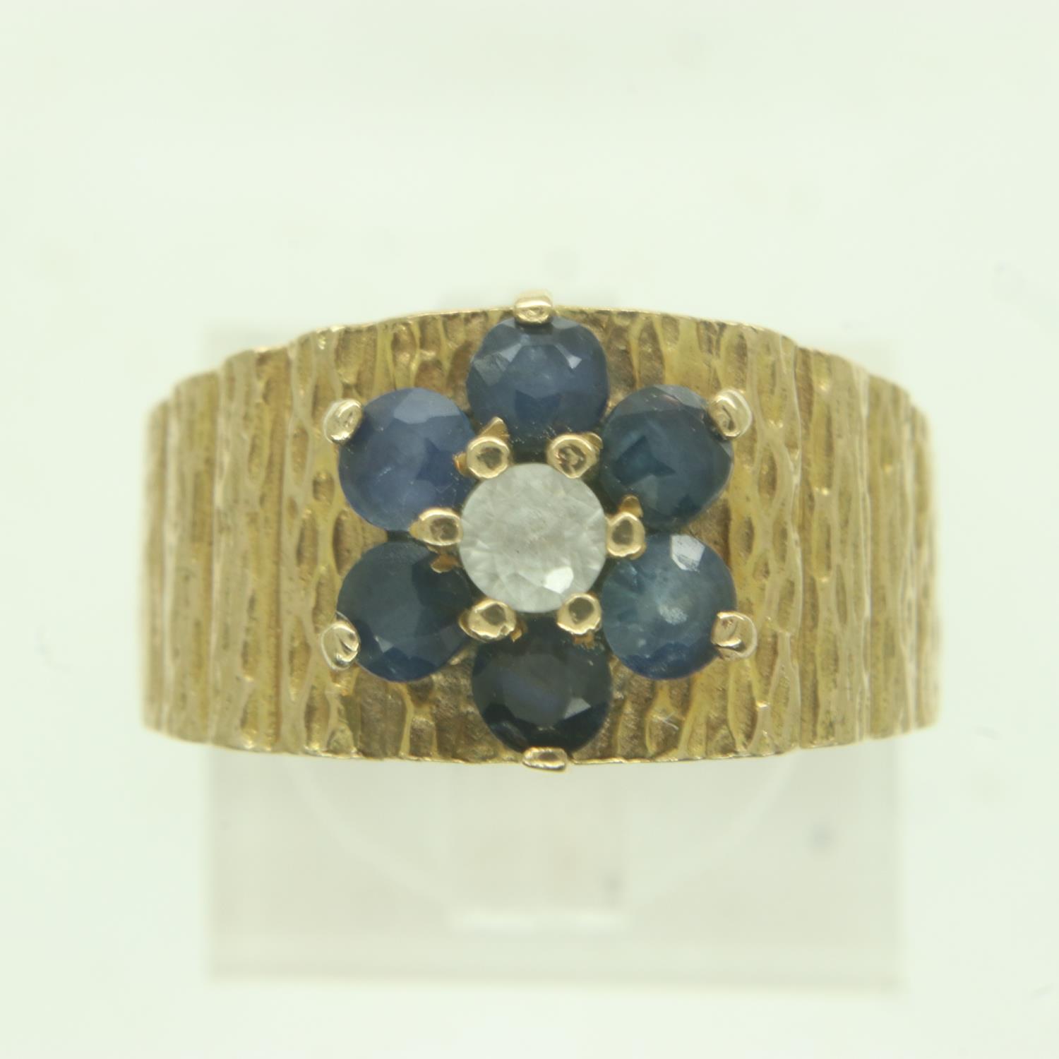 9ct gold ring set with diamond and sapphires, size N, 4.3g. UK P&P Group 0 (£6+VAT for the first lot