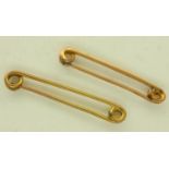 Two 9ct gold pin brooches, largest L: 40 mm, combined 3.7g. P&P Group 0 (£6+VAT for the first lot