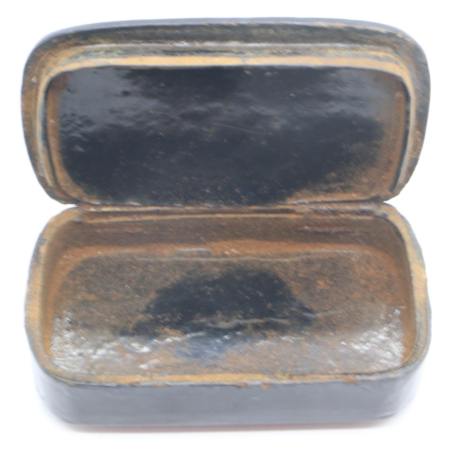 Georgian papier mache snuff box. UK P&P Group 1 (£16+VAT for the first lot and £2+VAT for subsequent - Image 2 of 2