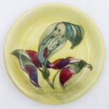 Moorcroft yellow ground plate, no chips or cracks, D: 22 cm. UK P&P Group 1 (£16+VAT for the first
