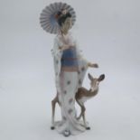 Lladro figurine of a Geisha girl with a deer, H: 33 cm, one petal chipped. UK P&P Group 2 (£20+VAT