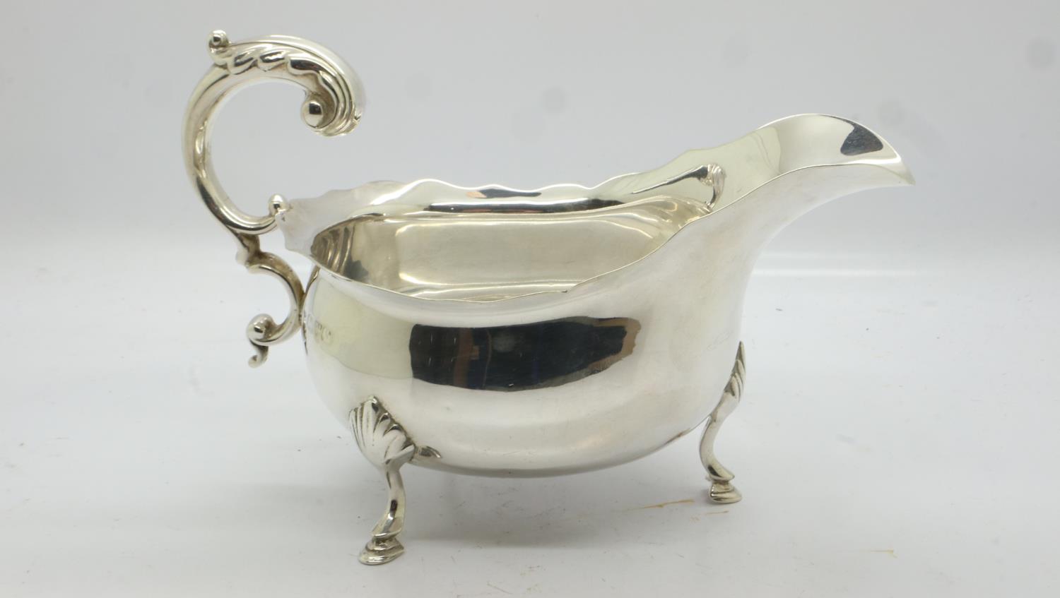 Chester hallmarked silver sauce boat, 149g, L: 16 cm. UK P&P Group 1 (£16+VAT for the first lot