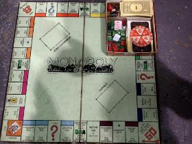 Vintage Monopoly set with dice spinner. UK P&P Group 2 (£20+VAT for the first lot and £4+VAT for